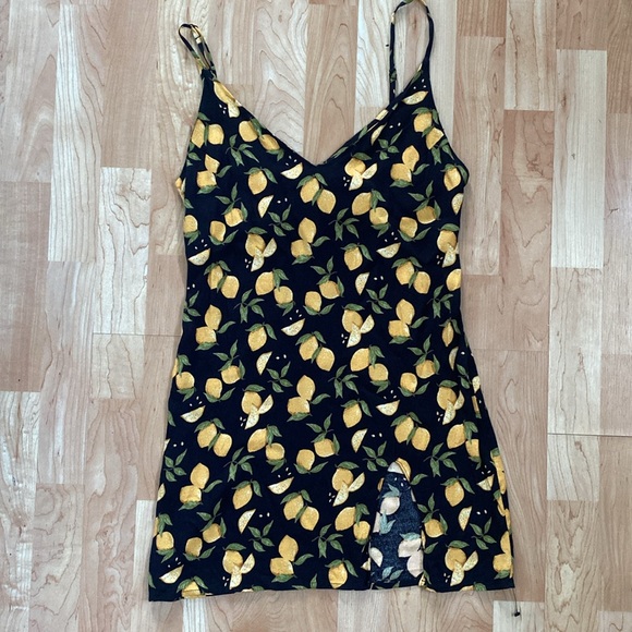 Reformation Marlowe dress in lemon drop - Picture 4 of 7